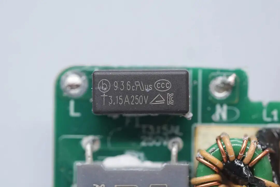 拆解报告:安克70W 3C1A氮化镓快充充电器图31