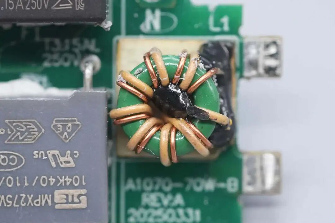 拆解报告:安克70W 3C1A氮化镓快充充电器图32