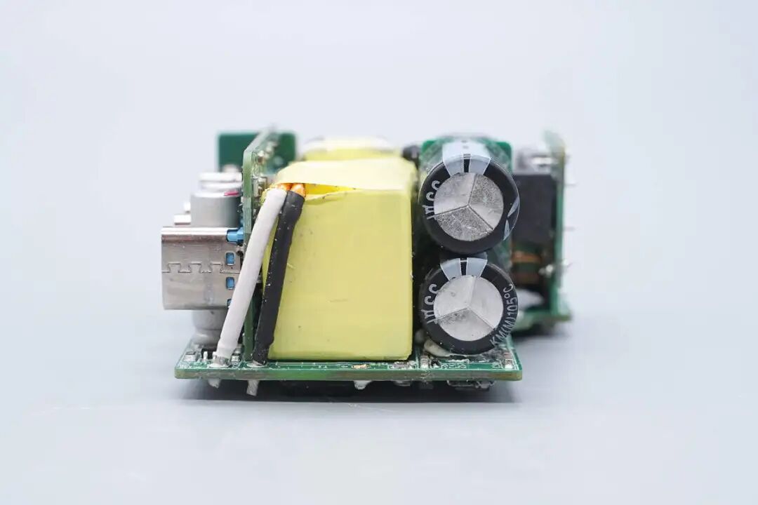 拆解报告:安克70W 3C1A氮化镓快充充电器图36