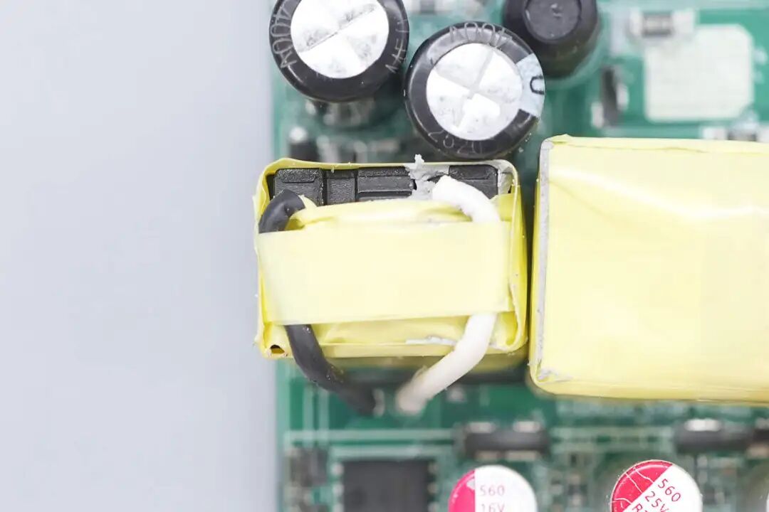 拆解报告:安克70W 3C1A氮化镓快充充电器图43