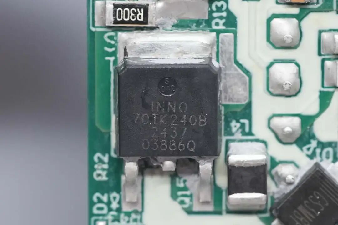 拆解报告:安克70W 3C1A氮化镓快充充电器图46