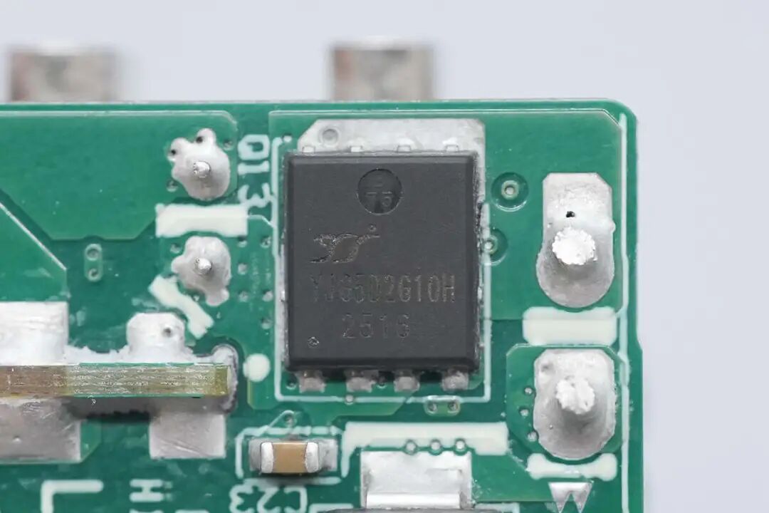 拆解报告:安克70W 3C1A氮化镓快充充电器图59