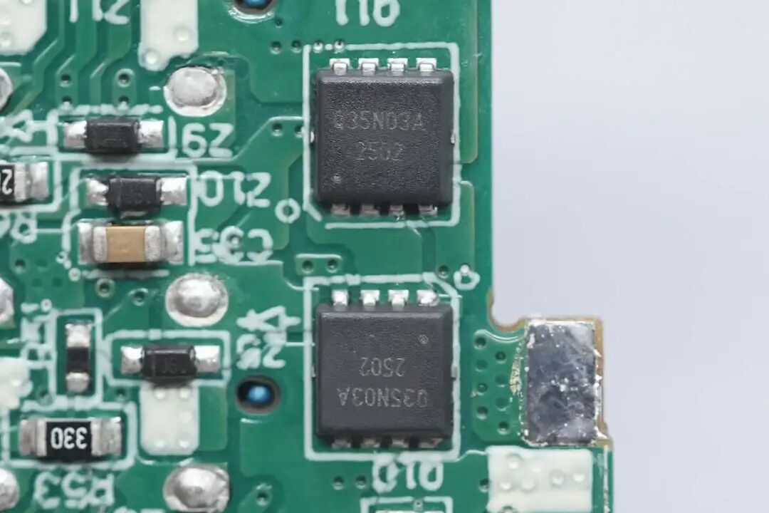 拆解报告:安克70W 3C1A氮化镓快充充电器图66