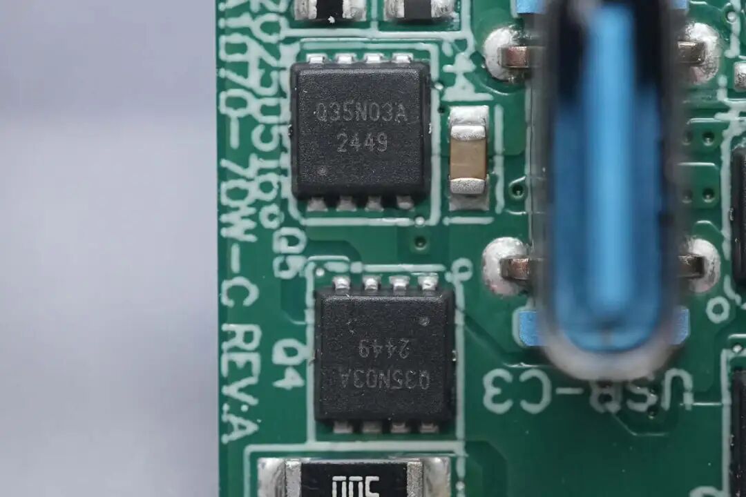 拆解报告:安克70W 3C1A氮化镓快充充电器图69