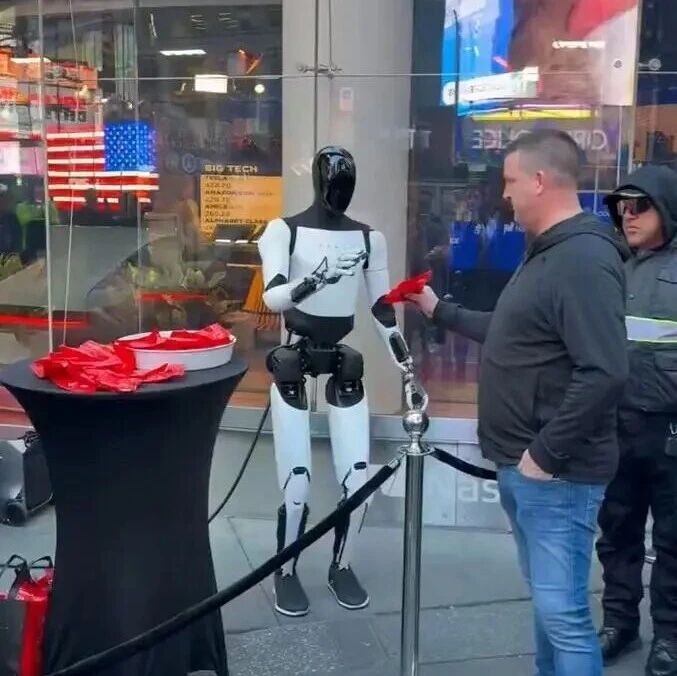 特斯拉人形机器人Optimus现身纽约时代广场,向路人派发糖果