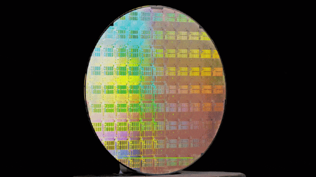 黄仁勋突然掏出史上最强芯片，英伟达市值一夜暴增16000亿图9