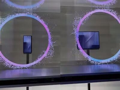 三星Galaxy Z TriFold三折叠屏手机亮相,华为Mate XT劲敌诞生图2