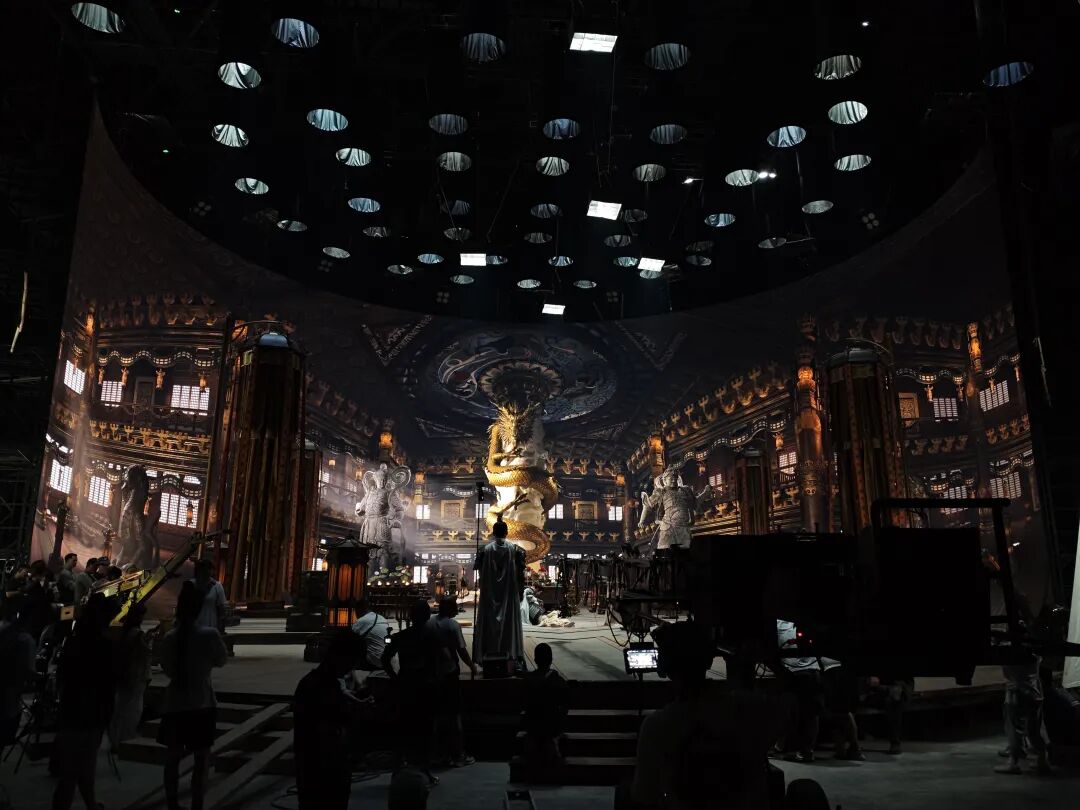 去横店探班后，我们发现绿幕正在被一块LED屏淘汰。图5