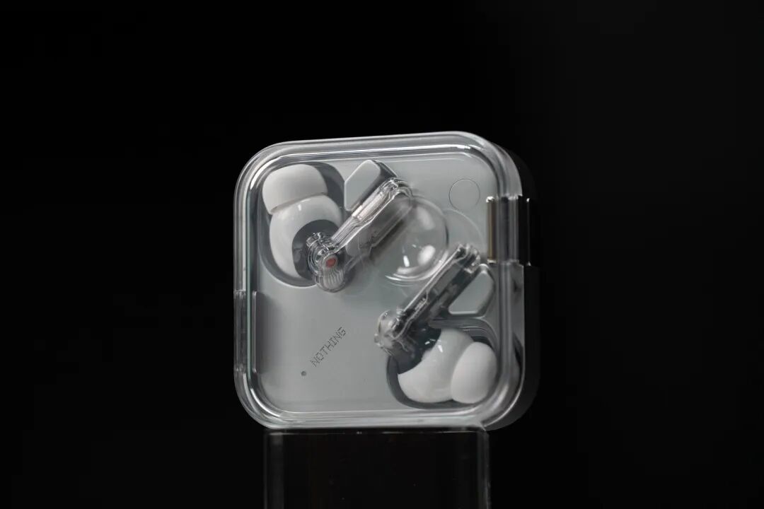 科技商业资讯：TWS 的充电盒采用了透明盒盖的设计