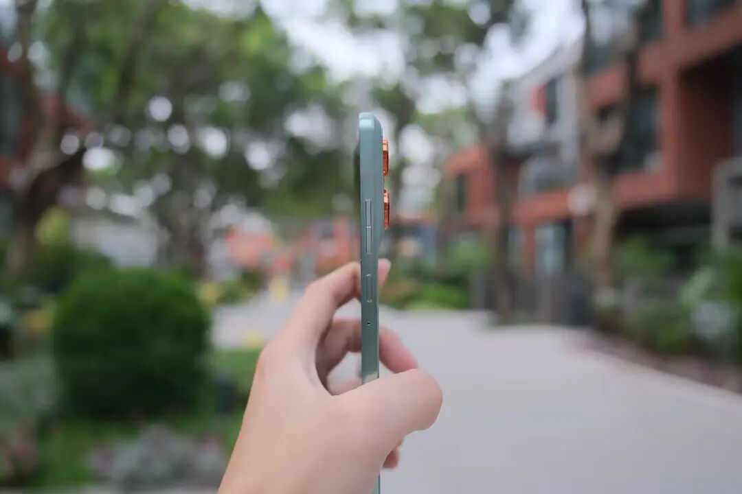 不到2000元！联想moto X70 Air上手：极致轻薄，却毫不妥协图4