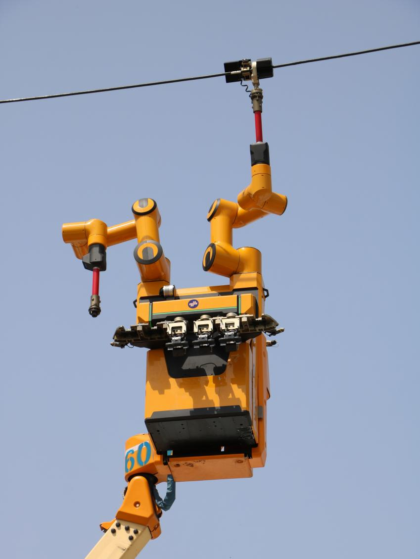 具身机器人征服1万伏高压线!-10℃严寒、13米高空全天候作业零事故图1