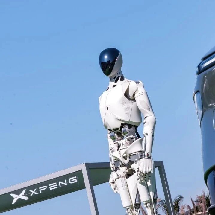 小鹏机器人走猫步火了，网友:太像真人/曝Nano Banana 2即将发布/手机信号栏被塞广告，中国移动回应