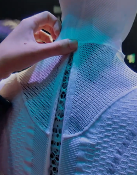 何小鹏“解衣”展示:猫步女机器人里藏真人?图3