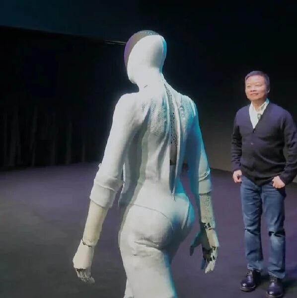 何小鹏“解衣”展示：猫步女机器人里藏真人？