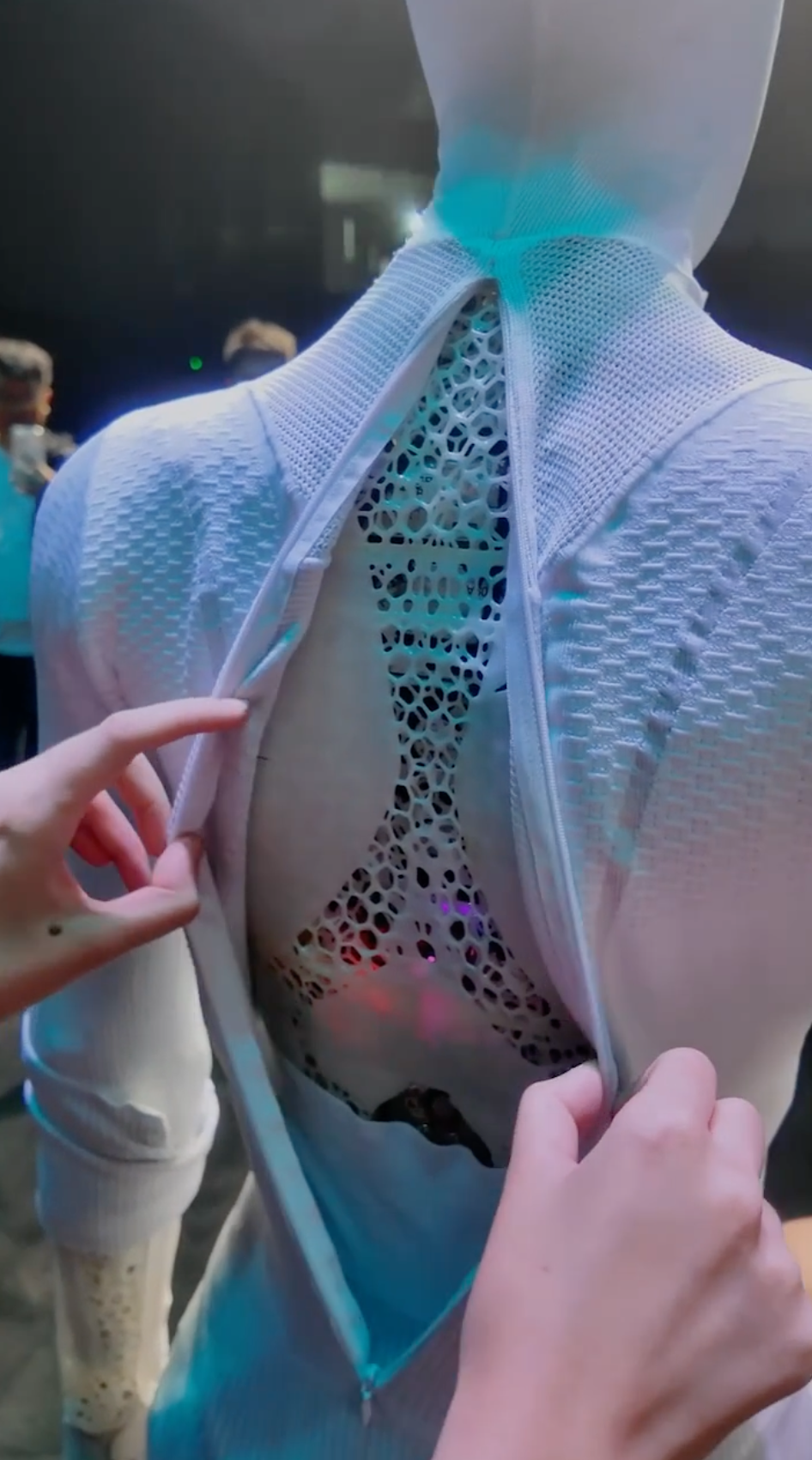 小鹏机器人里面是不是真人?全球网友吵翻了,CEO 现场「扒开衣服」自证图7