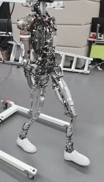 小鹏机器人里面是不是真人?全球网友吵翻了,CEO 现场「扒开衣服」自证图9