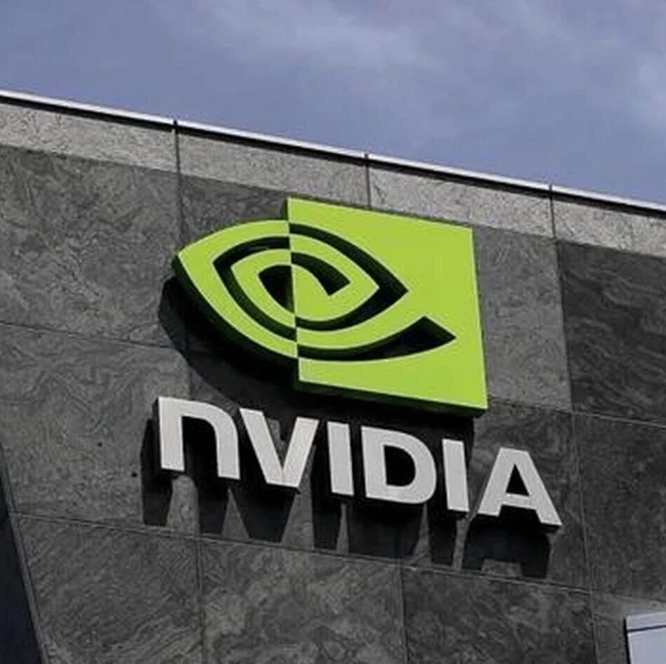 英伟达CEO：美国疯狂卡中国，中国却逼出了一个更恐怖的对手！三星、海力士、美光全为他打工！