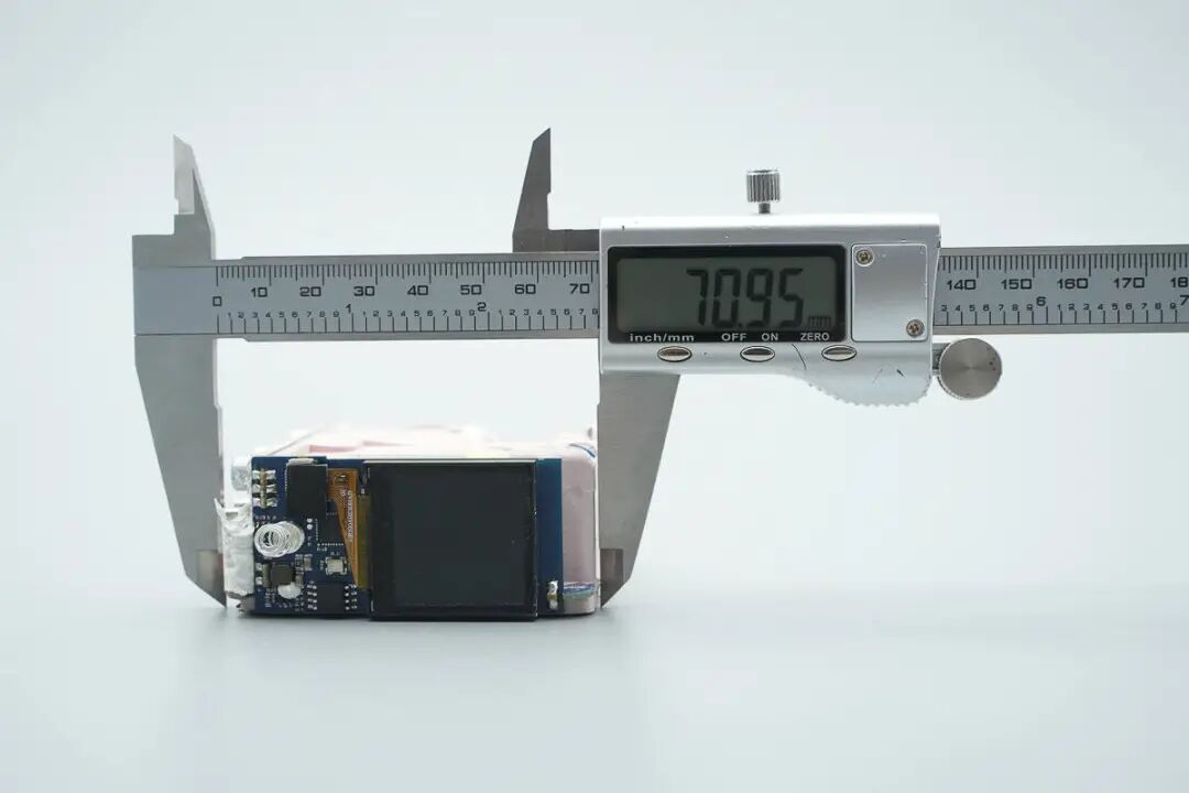 拆解报告：绿联速显充160W氮化镓充电器图47