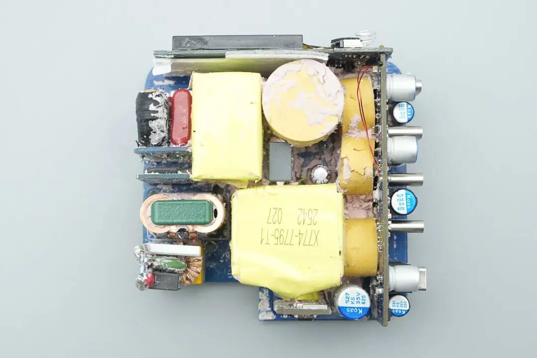 拆解报告：绿联速显充160W氮化镓充电器图49