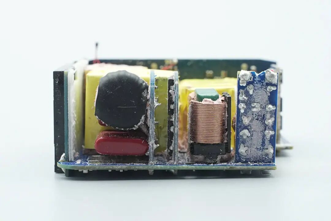 拆解报告：绿联速显充160W氮化镓充电器图52