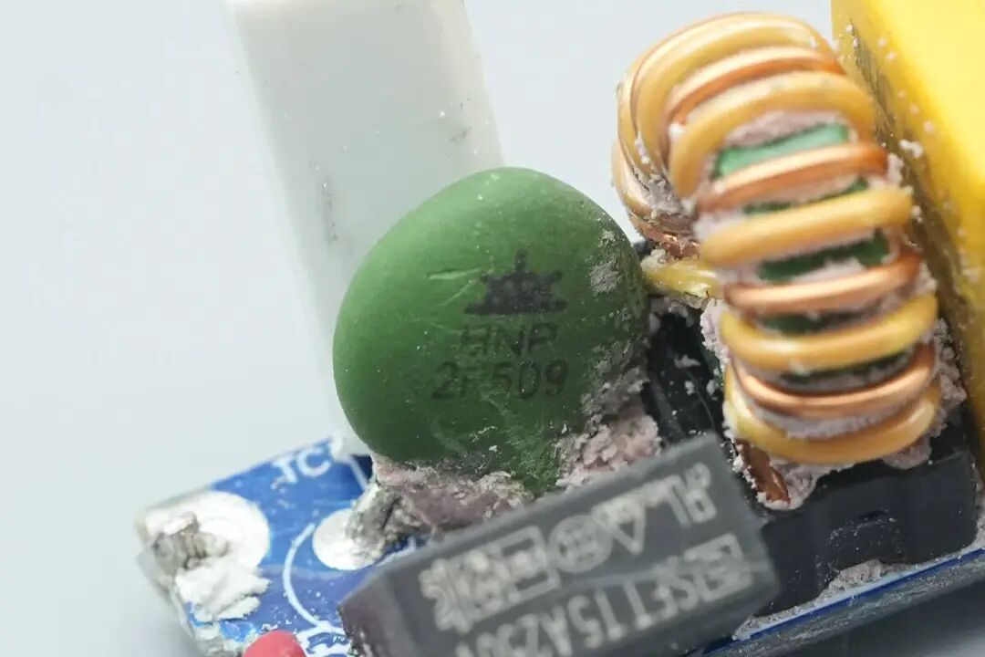 拆解报告：绿联速显充160W氮化镓充电器图56