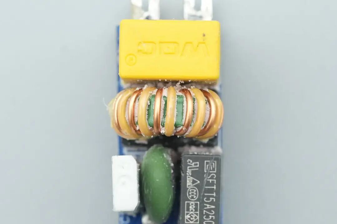 拆解报告：绿联速显充160W氮化镓充电器图58