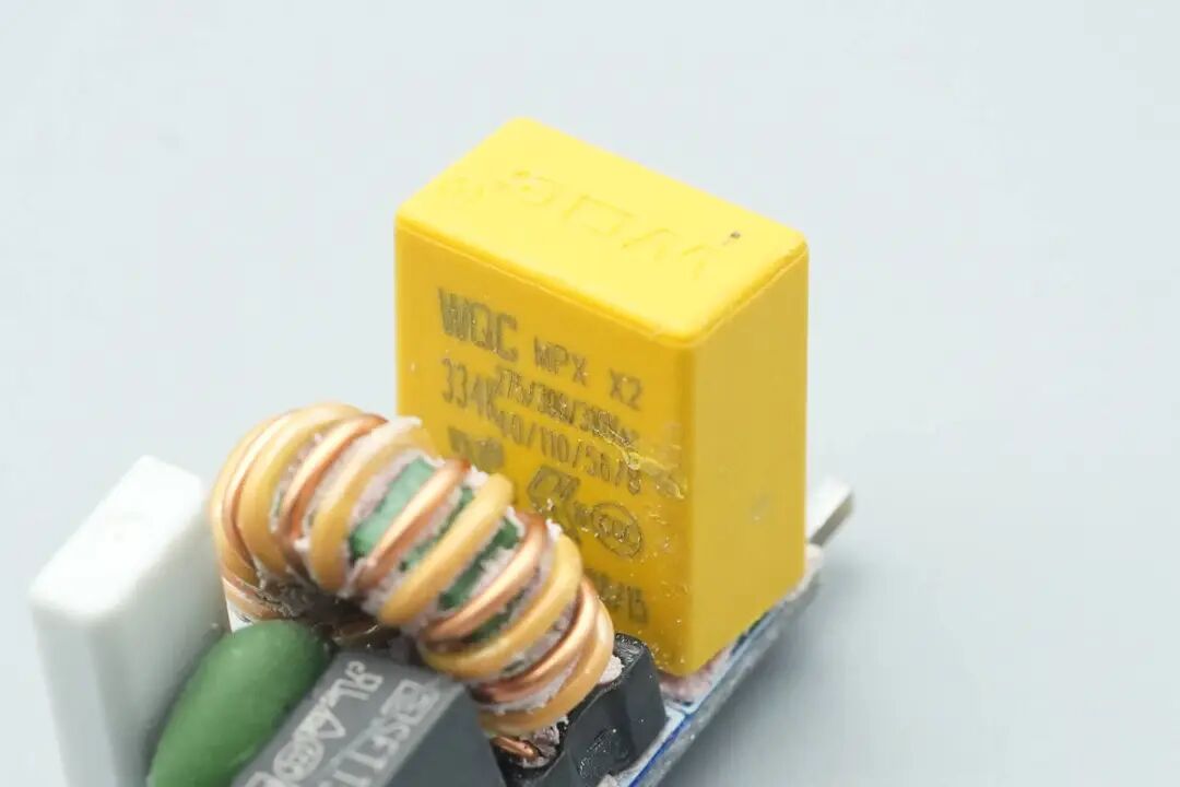 拆解报告：绿联速显充160W氮化镓充电器图59