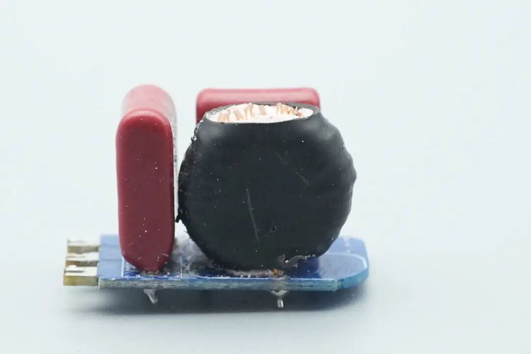 拆解报告：绿联速显充160W氮化镓充电器图67