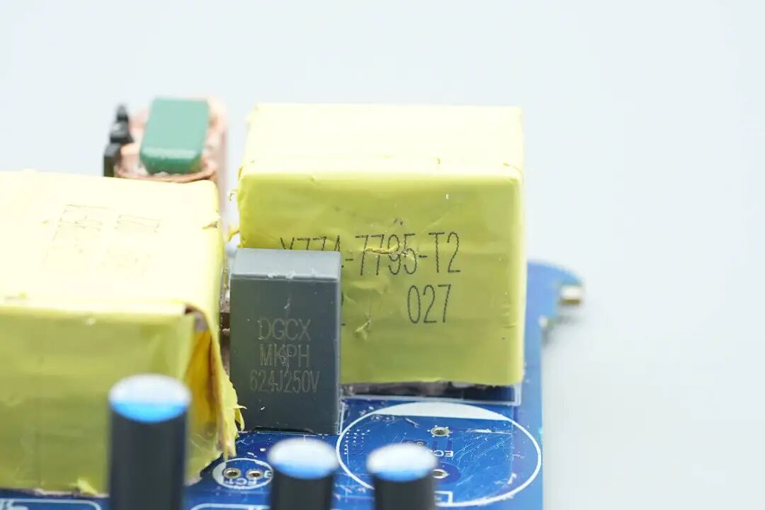 拆解报告：绿联速显充160W氮化镓充电器图71