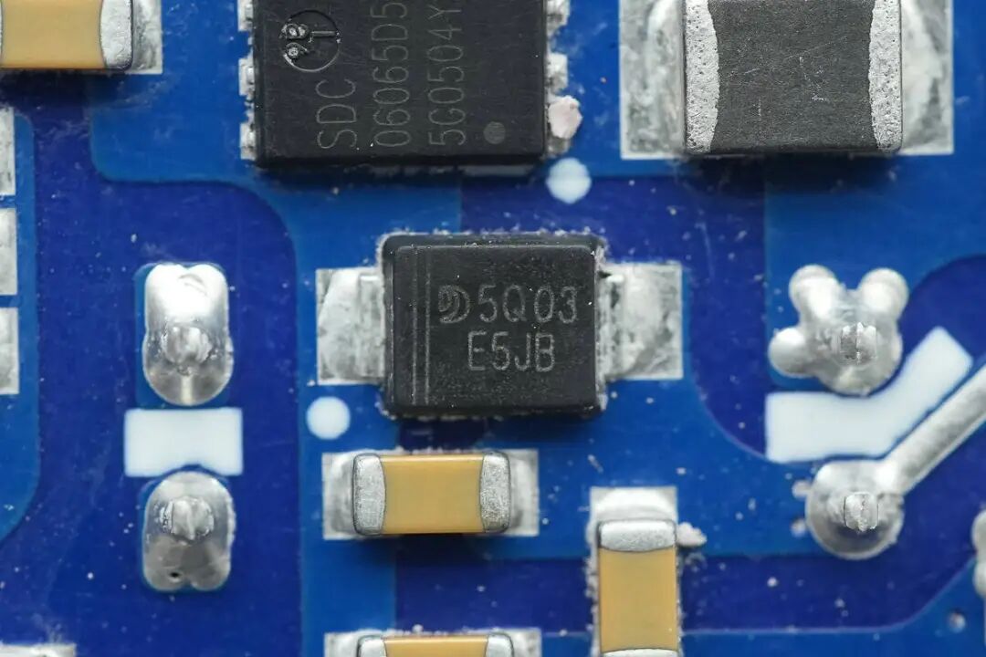 拆解报告：绿联速显充160W氮化镓充电器图73