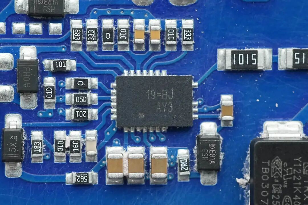 拆解报告：绿联速显充160W氮化镓充电器图75
