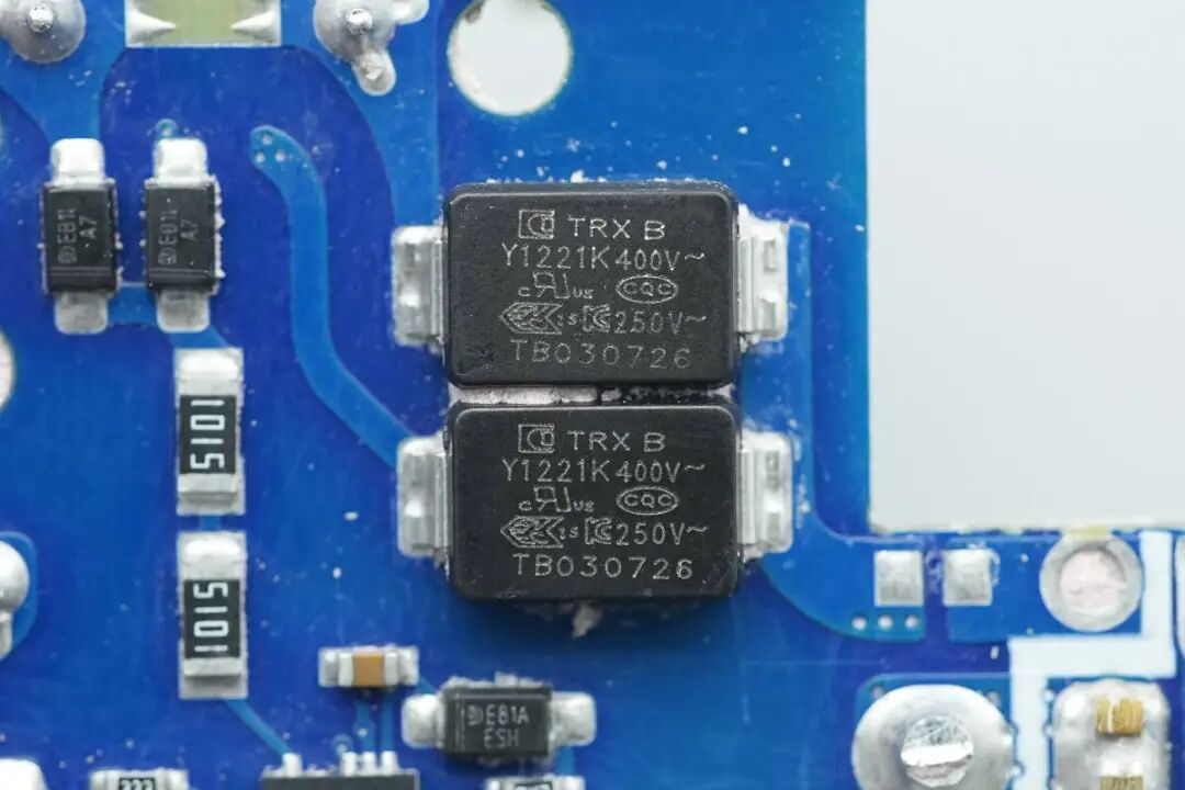 拆解报告：绿联速显充160W氮化镓充电器图82