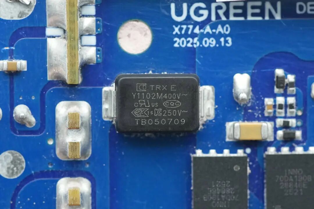 拆解报告：绿联速显充160W氮化镓充电器图85