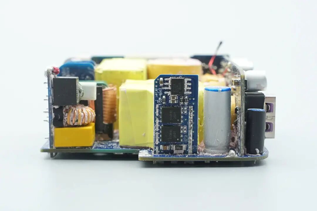 拆解报告：绿联速显充160W氮化镓充电器图86