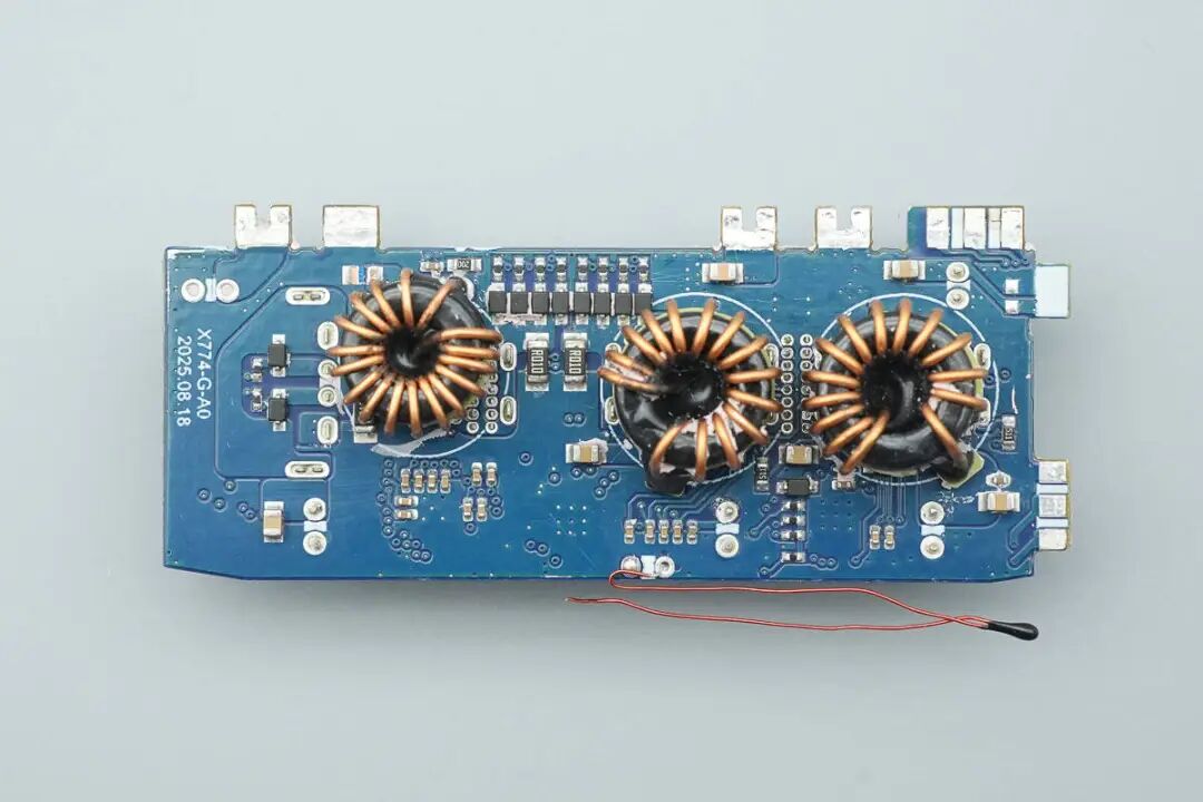 拆解报告：绿联速显充160W氮化镓充电器图97