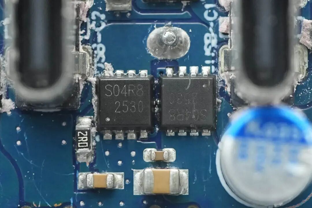 拆解报告：绿联速显充160W氮化镓充电器图100