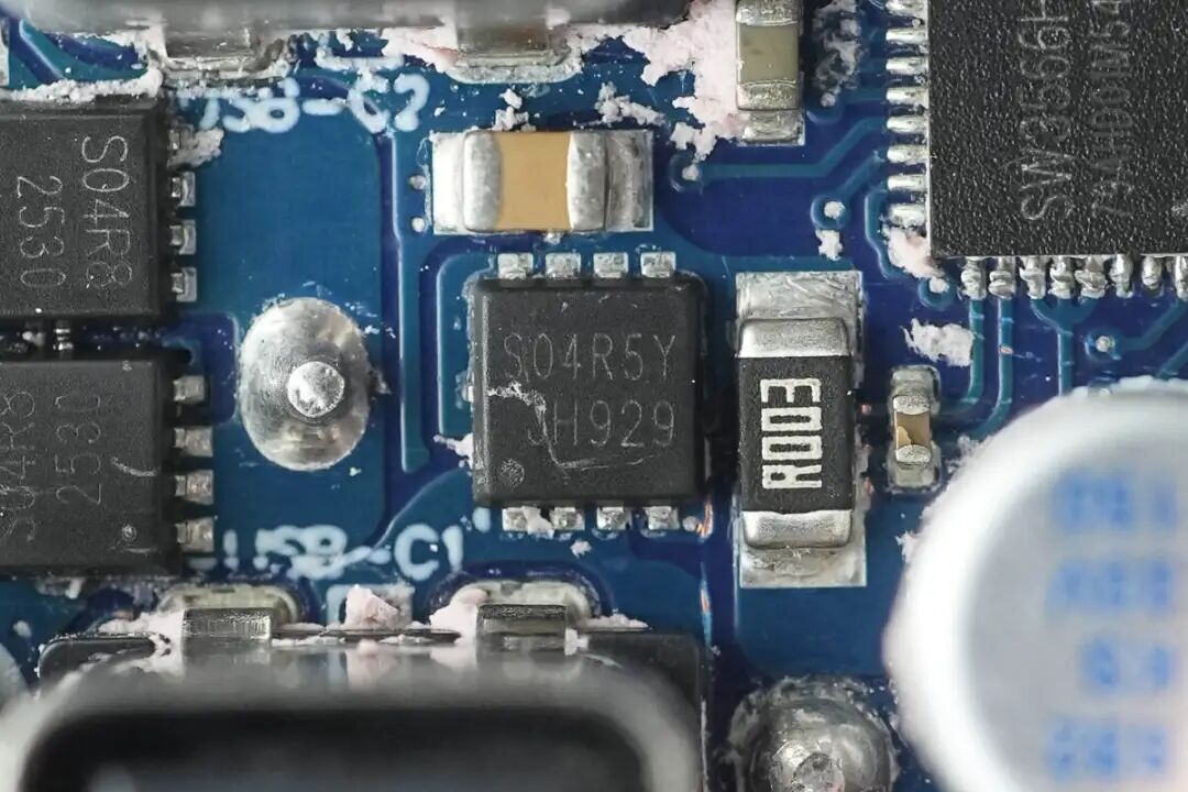 拆解报告：绿联速显充160W氮化镓充电器图101