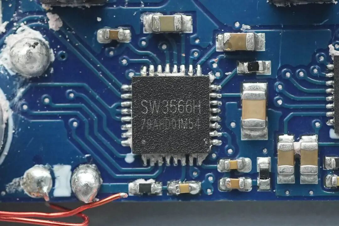 拆解报告：绿联速显充160W氮化镓充电器图102