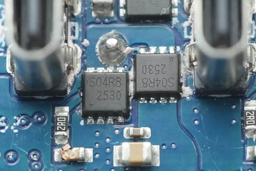 拆解报告：绿联速显充160W氮化镓充电器图103