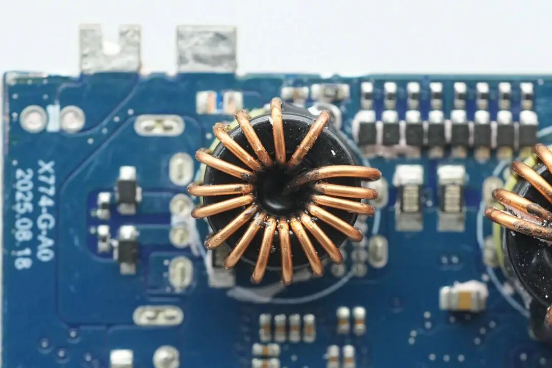 拆解报告：绿联速显充160W氮化镓充电器图111