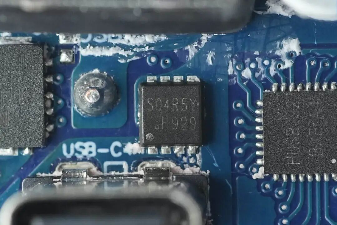 拆解报告：绿联速显充160W氮化镓充电器图114