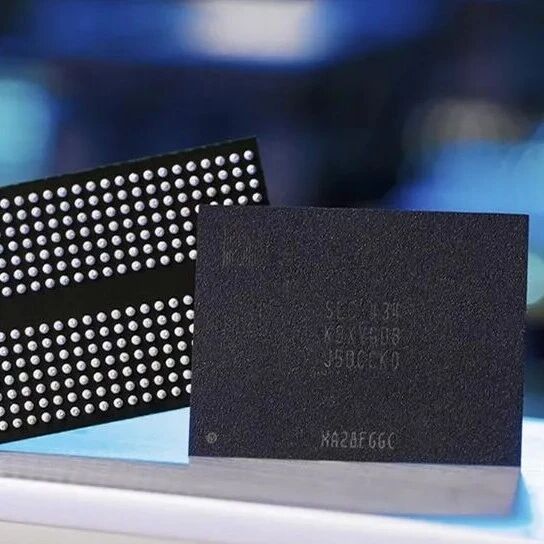 价格暴涨后，多家手机厂商暂缓采购存储芯片/小米发布AI大招，将大模型接入智能家居/Apple Store新图标上线液态玻璃