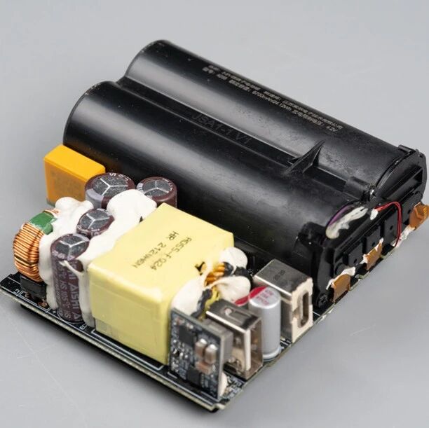 垃圾佬狂喜：小米停产的二合一充电头里，拆出了两颗三星18650锂电池！