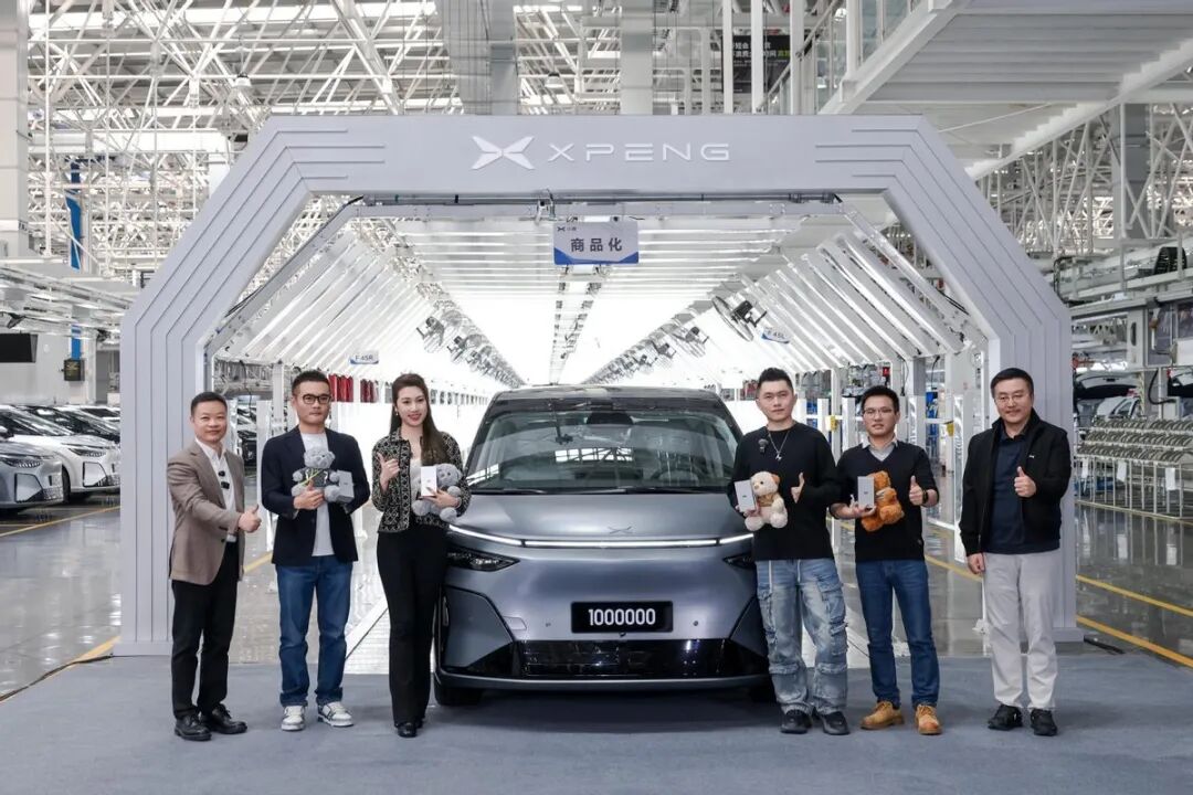小鹏汽车达成百万台整车下线,小鹏X9超级增程登陆广州车展,「剪腿版」IRON、汇天陆地航母同台闪耀图11