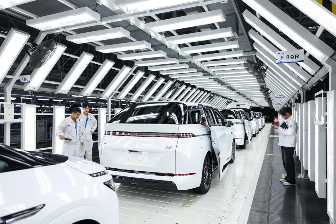 小鹏汽车达成百万台整车下线,小鹏X9超级增程登陆广州车展,「剪腿版」IRON、汇天陆地航母同台闪耀图14