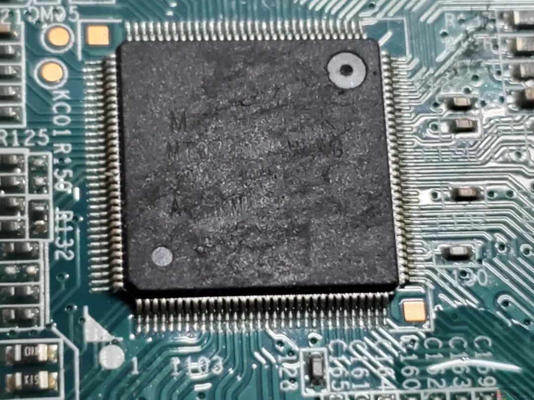 电子产品拆解平台:拆解华硕新款显示器:看看哪颗芯片炸了导致黑屏图27