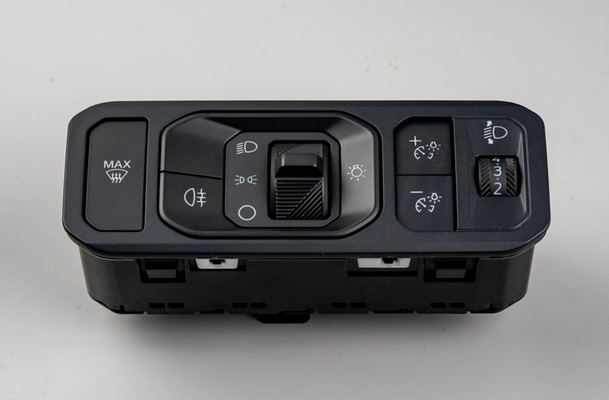 趁朋友不注意，拆解了他车上的灯光控制开关模组！图1