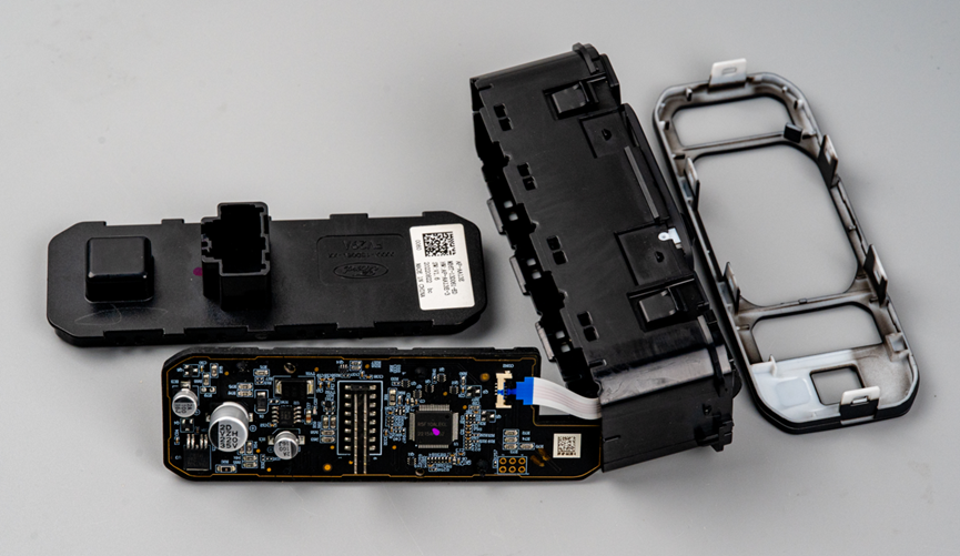 趁朋友不注意，拆解了他车上的灯光控制开关模组！图6