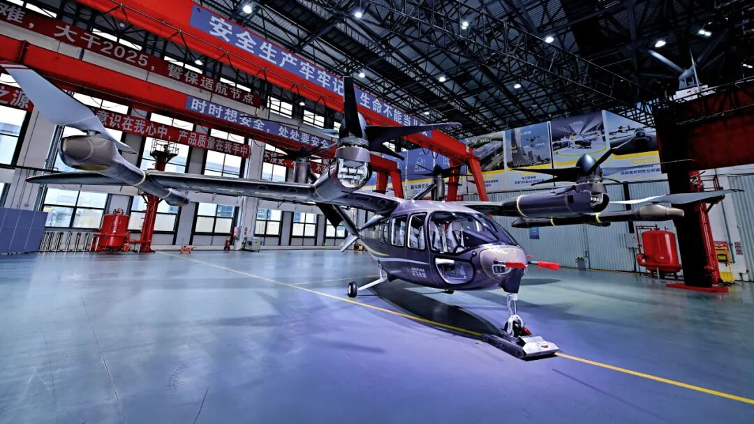 持证上岗！沃飞长空首批AE200系列试飞维修人员机型证书颁发图5