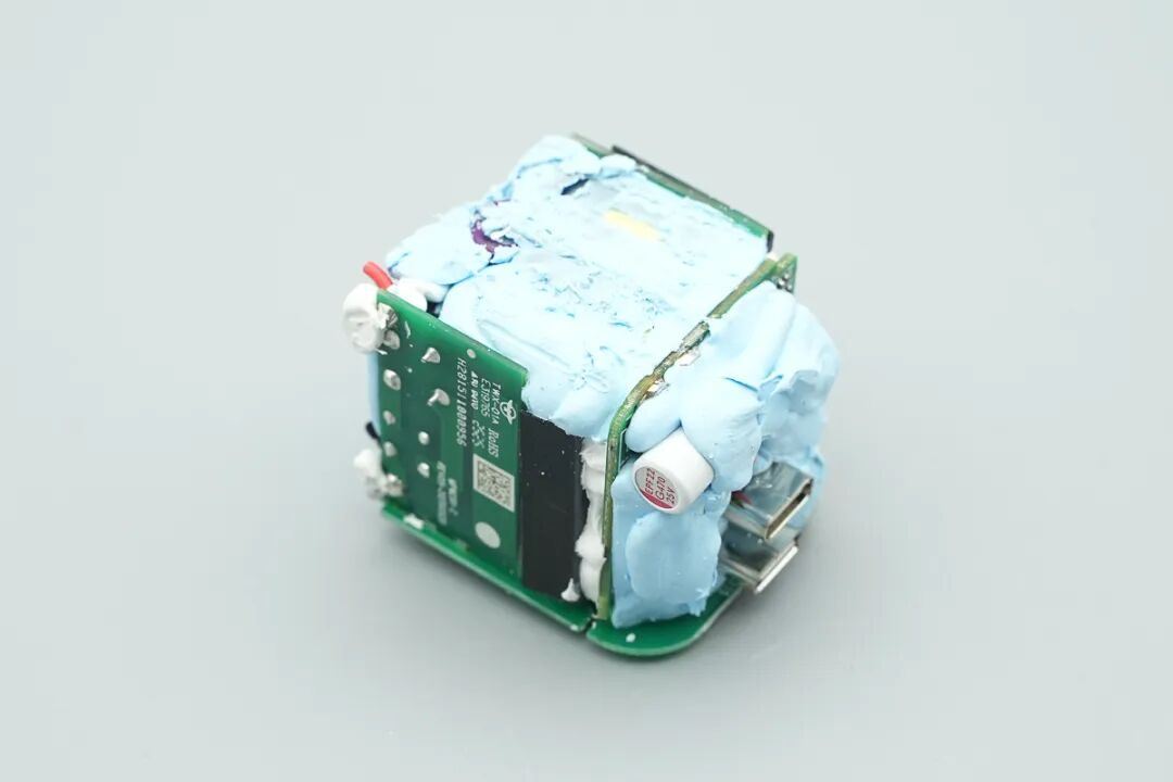 拆解报告:贝尔金67W双USB-C氮化镓充电器图27